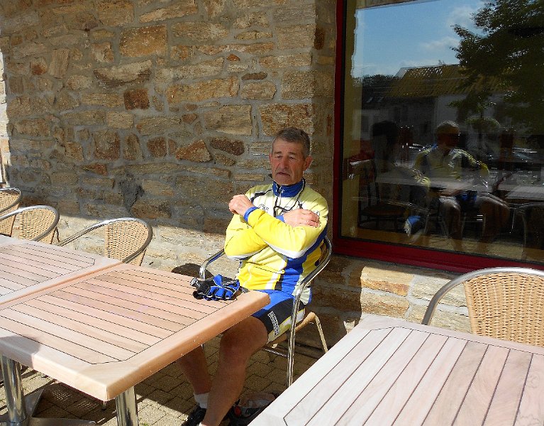 2012-06-12 05 La Foret-Fouesnant-Jacky a commande le cafe.jpg